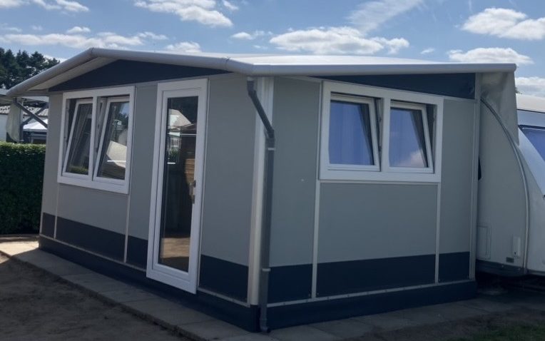 Festes Vorzelt von Zeltwerk mit Fenstern und Tür auf einem Campingplatz